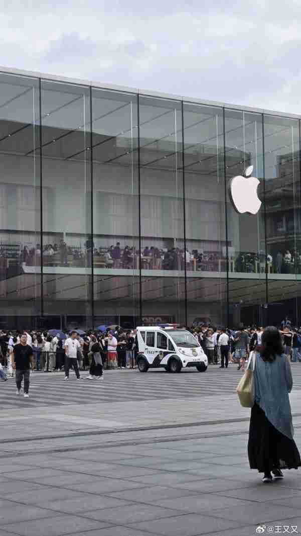 同天开卖：iPhone 16最高加价1200元 华为三折叠秒售罄 热炒至8万+